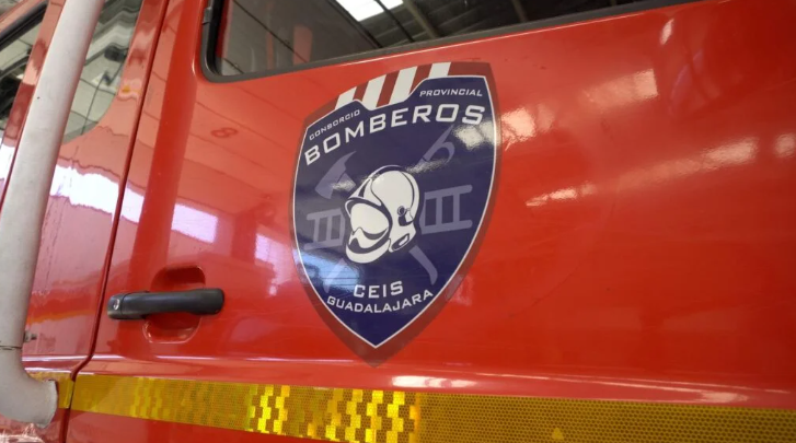 Los bomberos consiguen controlar el incendio declarado en una empresa farmacéutica de Azuqueca